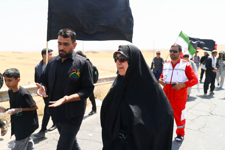 حضور اعضای کمیسیون اصل ۹۰ و فراکسیون قرآن و زیارت مجلس در مسیر پیاده‌روی زائران حرم رضوی