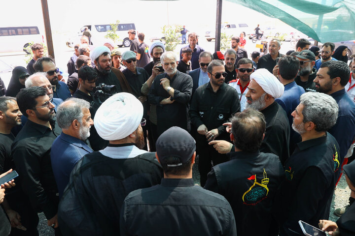 حضور اعضای کمیسیون اصل ۹۰ و فراکسیون قرآن و زیارت مجلس در مسیر پیاده‌روی زائران حرم رضوی