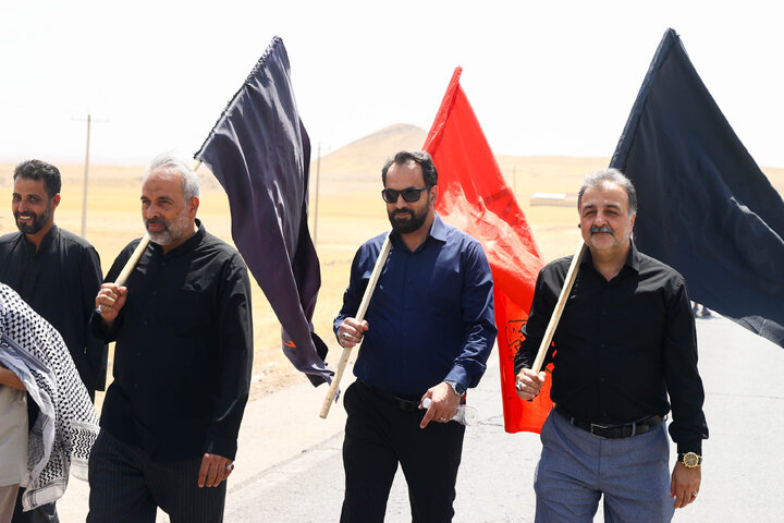 حضور اعضای کمیسیون اصل ۹۰ و فراکسیون قرآن و زیارت مجلس در مسیر پیاده‌روی زائران حرم رضوی