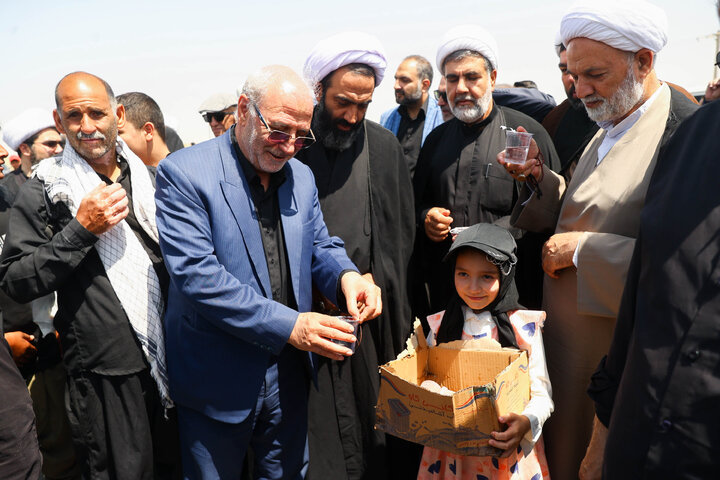 حضور اعضای کمیسیون اصل ۹۰ و فراکسیون قرآن و زیارت مجلس در مسیر پیاده‌روی زائران حرم رضوی