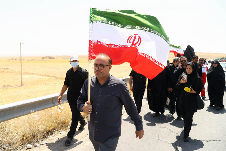 حضور اعضای کمیسیون اصل ۹۰ و فراکسیون قرآن و زیارت مجلس در مسیر پیاده‌روی زائران حرم رضوی