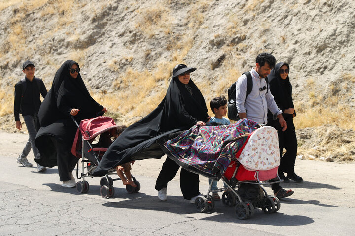 حضور اعضای کمیسیون اصل ۹۰ و فراکسیون قرآن و زیارت مجلس در مسیر پیاده‌روی زائران حرم رضوی