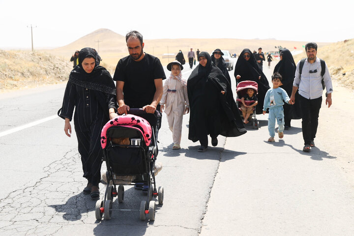 حضور اعضای کمیسیون اصل ۹۰ و فراکسیون قرآن و زیارت مجلس در مسیر پیاده‌روی زائران حرم رضوی