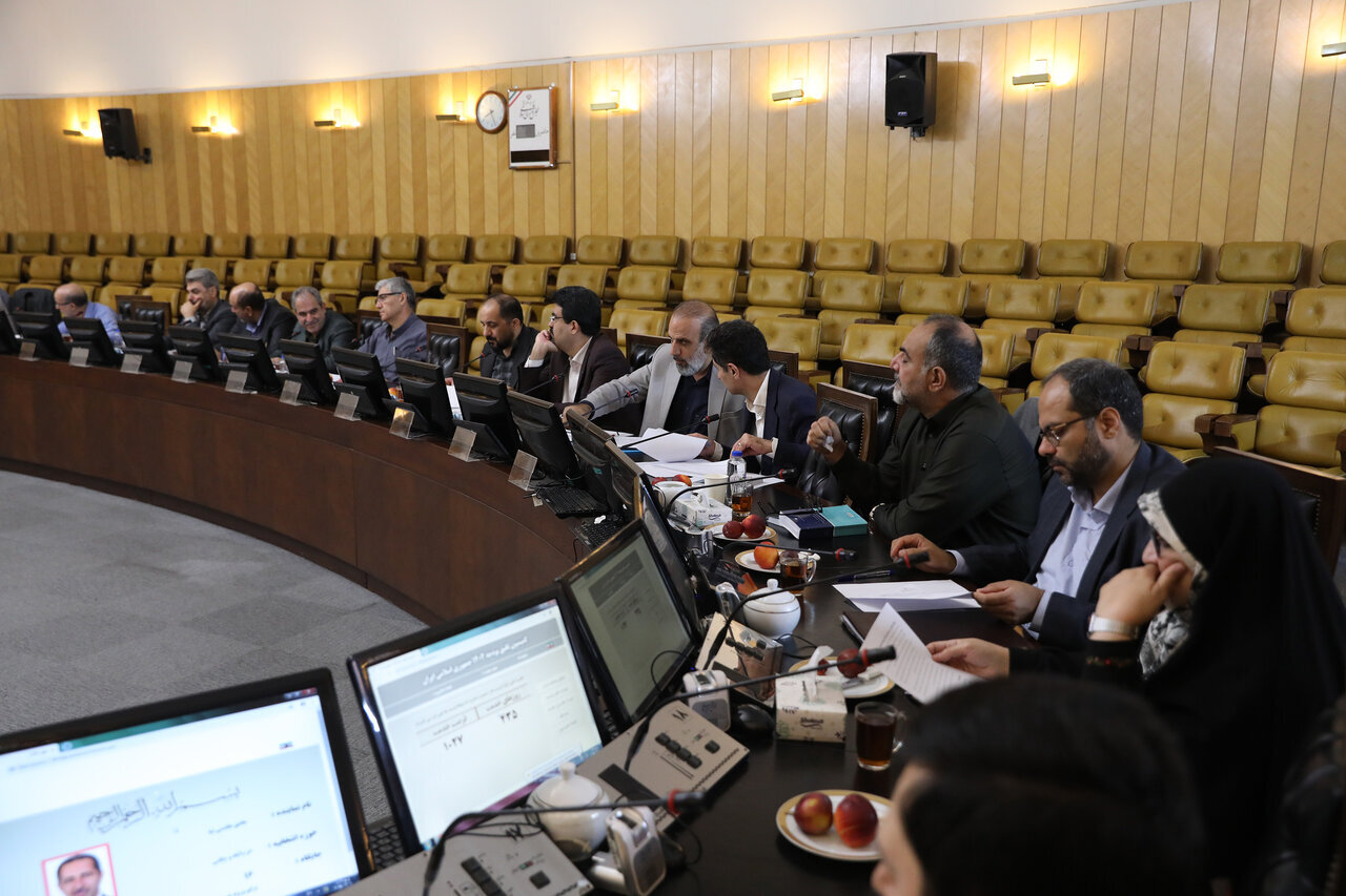 نیاز به ۳۰ همت منابع برای ذخیره ۶ ماهه دارو/ ابهام در موضع وزارت بهداشت نسبت به اجرای پزشک خانواده/ عقب ماندگی ۵۰ درصدی در تامین آمبولانس