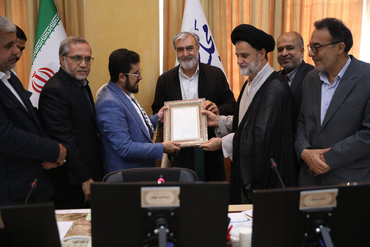 تجلیل کمیسیون امنیت ملی مجلس از سفیر یمن در ایران