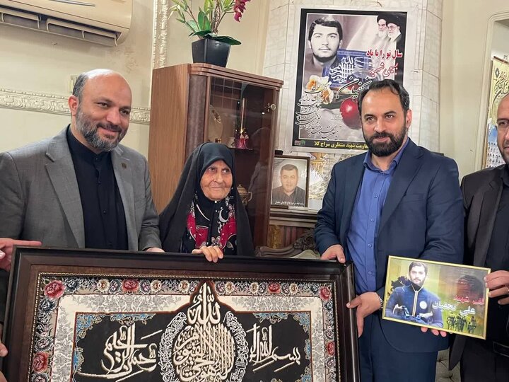 تقدیر از مادر شهید نجفیان به عنوان مادر شهید و خیر مدرسه‌ساز