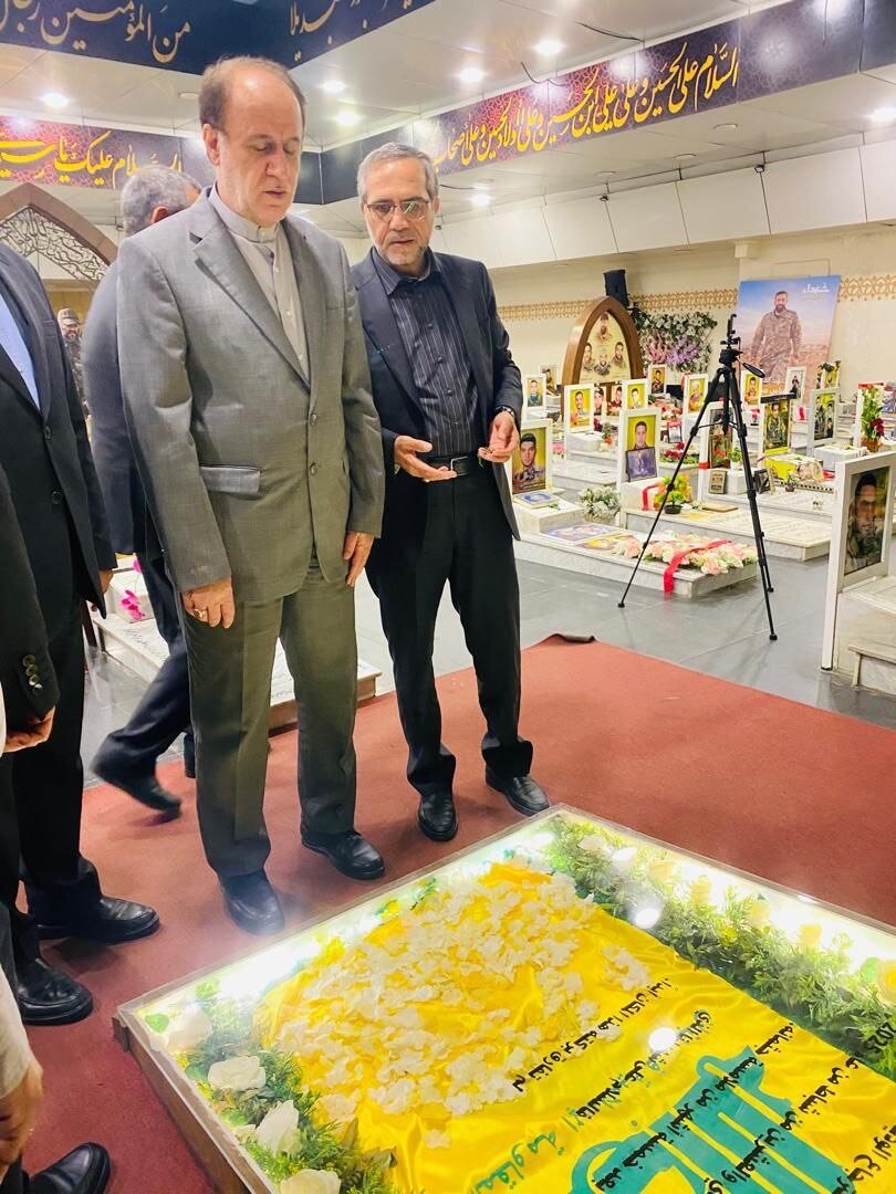 حضور هیأت پارلمانی جمهوری اسلامی ایران در روضة الشهیدین - بیروت، جهت زیارت شهدای مقاومت لبنان