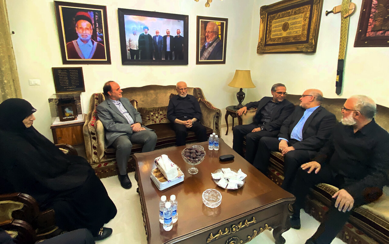 نایب رئیس مجلس با خانواده شهید سیدحسن نصرالله دیدار کرد نایب رئیس مجلس با خانواده شهید سیدحسن نصرالله دیدار کرد
