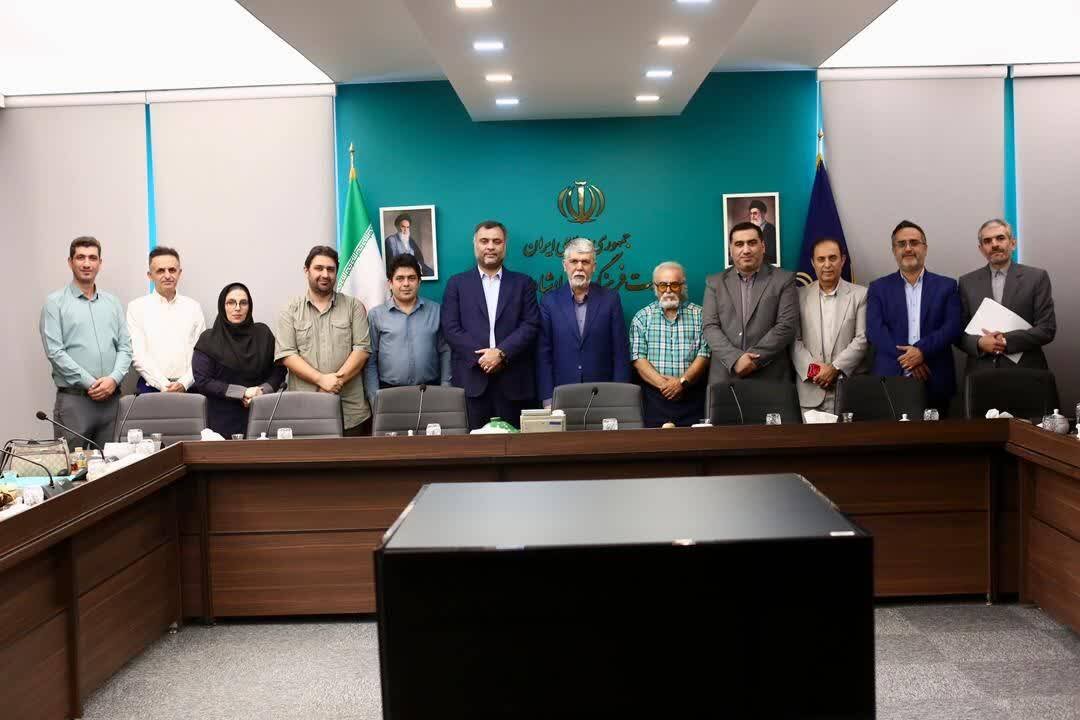 دیدار رحمت زاده با وزیر ارشاد به همراه جمعی از هنرمندان صومعه سرا/ تاکید بر تسریع در  تکمیل پروژه های فرهنگی حوزه انتخابیه محور جلسه