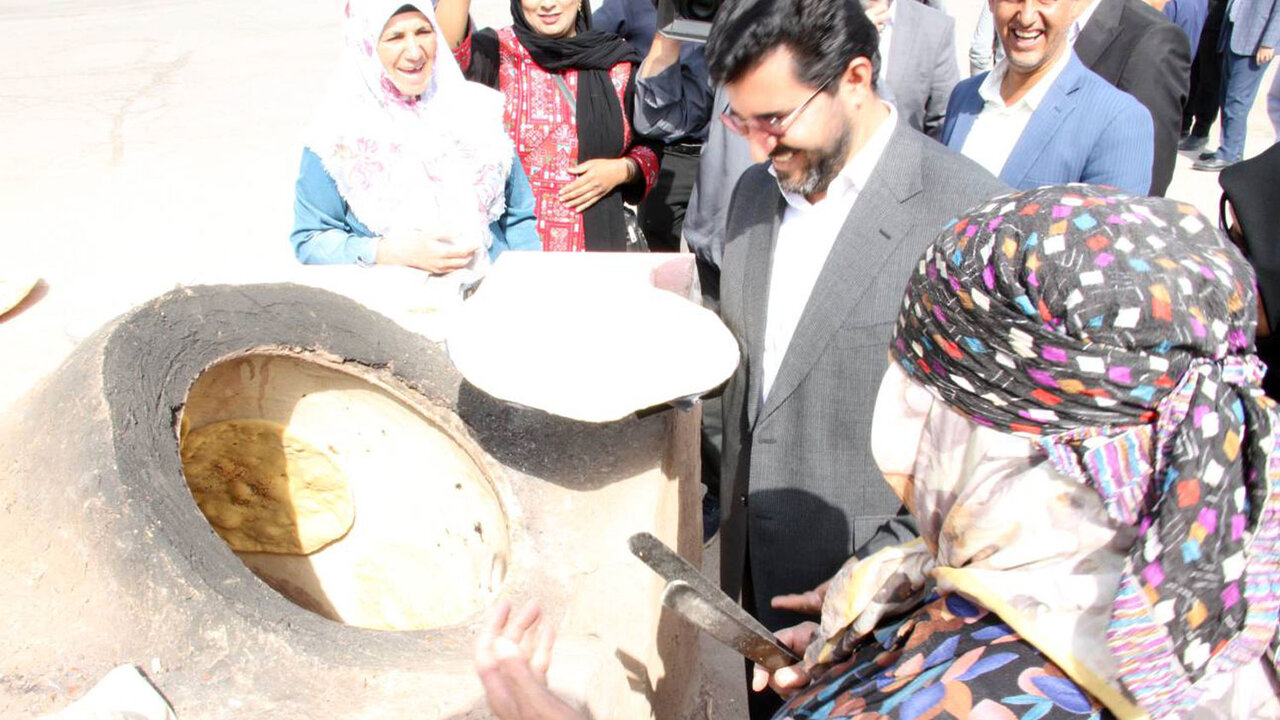 حضور معتمدی زاده در اولین جشنواره گندم نگار بردسیر /جشنواره گندم‌نگار فرصتی ارزشمند برای معرفی ظرفیت‌های بومی و تقویت اقتصاد محلی