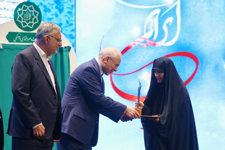 تجلیل رئیس مجلس از خانواده‌ شهدای جنگ تحمیلی ۱۲ روزه/ دکتر قالیباف از مجموعه ۳۰ جلدی استعمارشناسی ایرانی رونمایی کرد