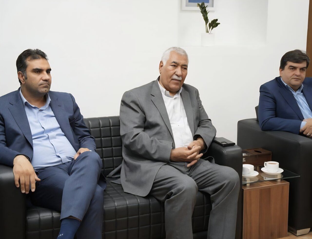 برگزایر نشست ویژه پایش وضعیت آلایندگی صنعت شیشه اردکان با حضور پوردهقان/تشکیل تیم تخصصی برای بررسی وضعیت آلودگی احتمالی کارخانه