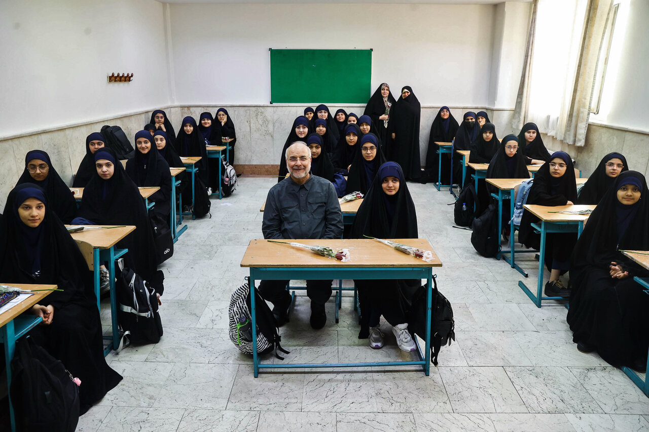 حضور رئیس مجلس در مدرسه دخترانه فاطمیون تهران