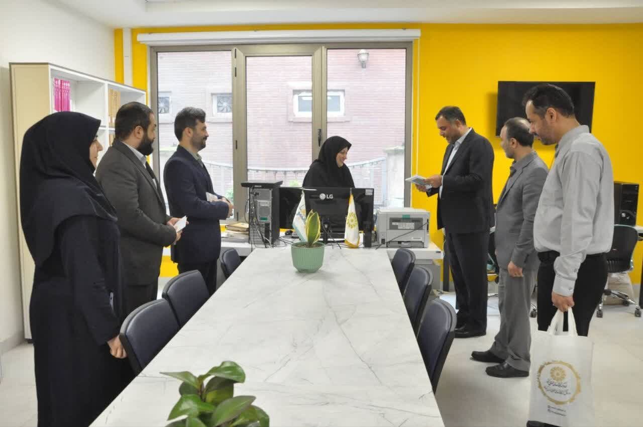 نشست رحمت زاده نماینده صومعه سرا با مدیرکل نهادکتابخانه های عمومی/ محور جلسه حل مشکلات کتابخانه باقرالعلوم صومعه‌سرا و سایر کتابخانه‌های عمومی شهرستان
