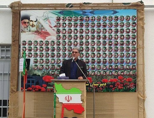 نشست صمیمی یادگاران دفاع مقدس استان گلستان با حضور سنگدوینی/زنگ مقاومت در دبیرستان شاهد شهرستان گرگان نواخته شد