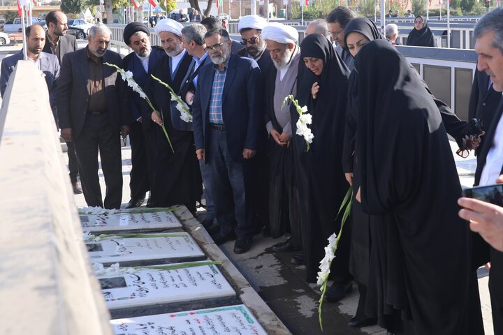 حضور کمیسیون فرهنگی مجلس شورای اسلامی در گلزار شهدای قزوین