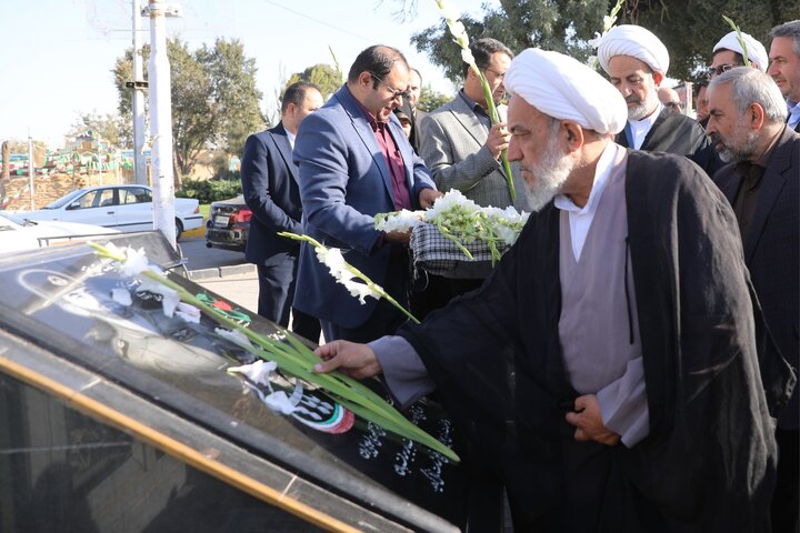 حضور کمیسیون فرهنگی مجلس شورای اسلامی در گلزار شهدای قزوین