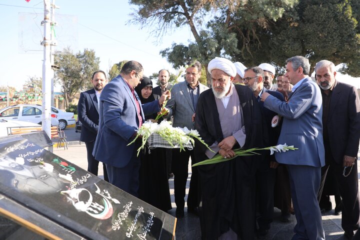 حضور کمیسیون فرهنگی مجلس شورای اسلامی در گلزار شهدای قزوین