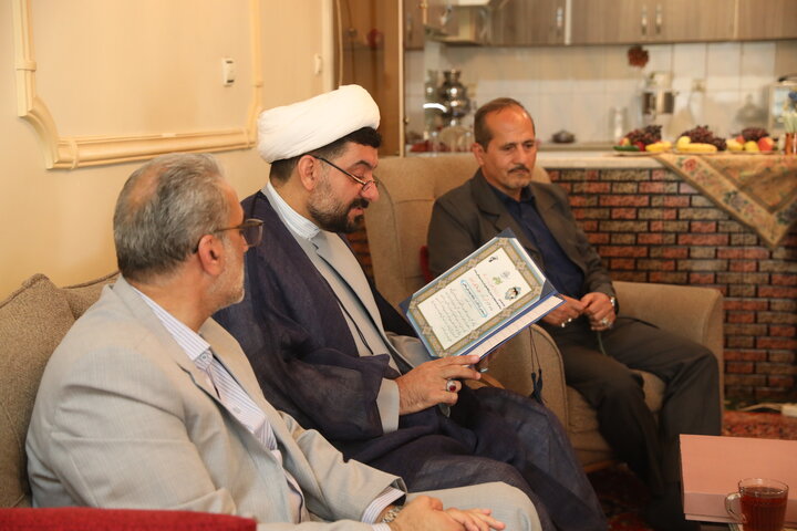 دیدار آزادی خواه با خانواده شهدای جنگ تحمیلی و جنگ 12 روزه