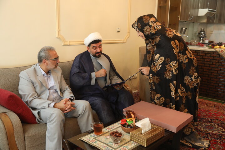 دیدار آزادی خواه با خانواده شهدای جنگ تحمیلی و جنگ 12 روزه