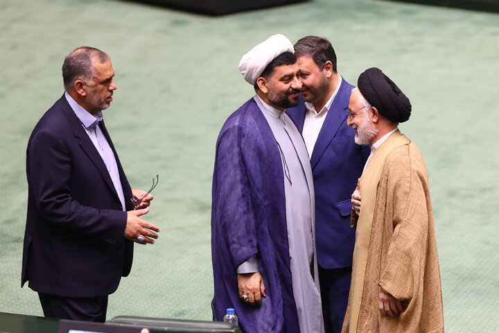 ناطقان میان دستور نشست علنی 8 مهرماه