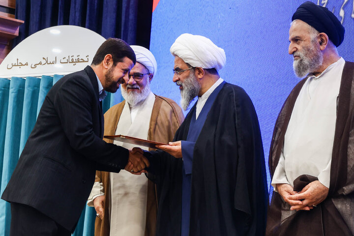 آیین تجلیل از اساتید و مدیران پژوهشی و رونمایی از جدیدترین آثار مرکز تحقیقات اسلامی مجلس در قم با حضور دکتر قالیباف