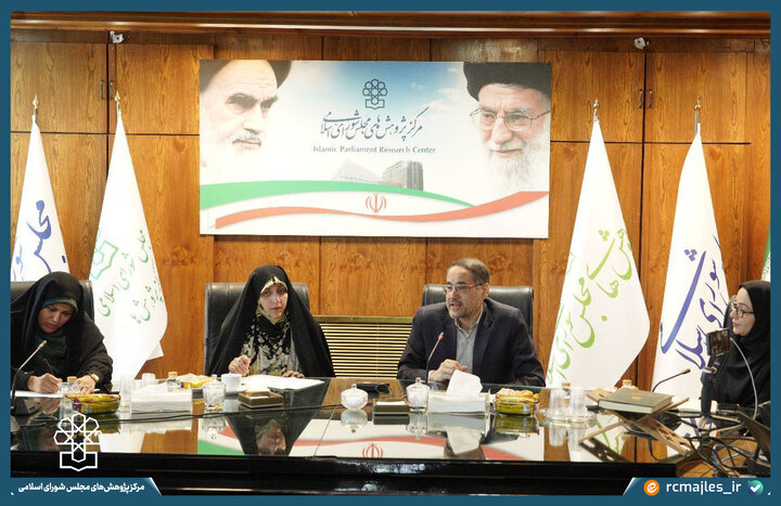 نگاهداری: مدیریت زنانه از ستون‌های تحول در حکمرانی کشور است/ بهروز آذر: ساختار معاونت زنان و خانواده باید ارتقاء پیدا کند