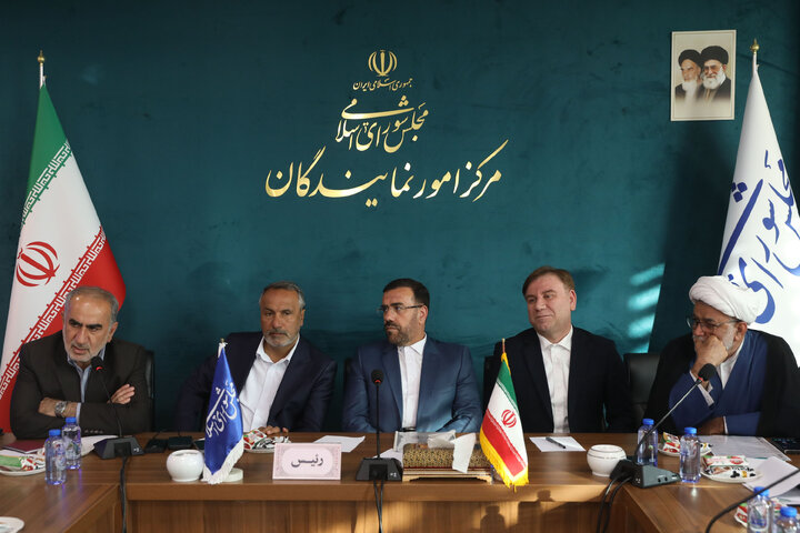 نشست هم اندیشی فعالان سیاسی واقتصادی برای اجرای خط ریلی بوشهر عسلویه