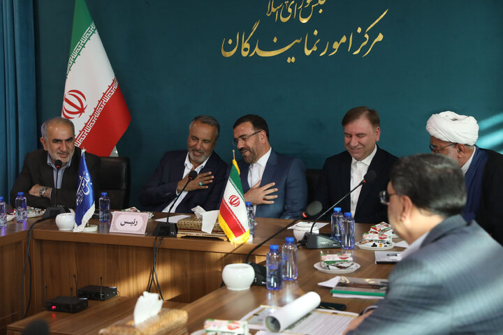 نشست هم اندیشی فعالان سیاسی واقتصادی برای اجرای خط ریلی بوشهر عسلویه