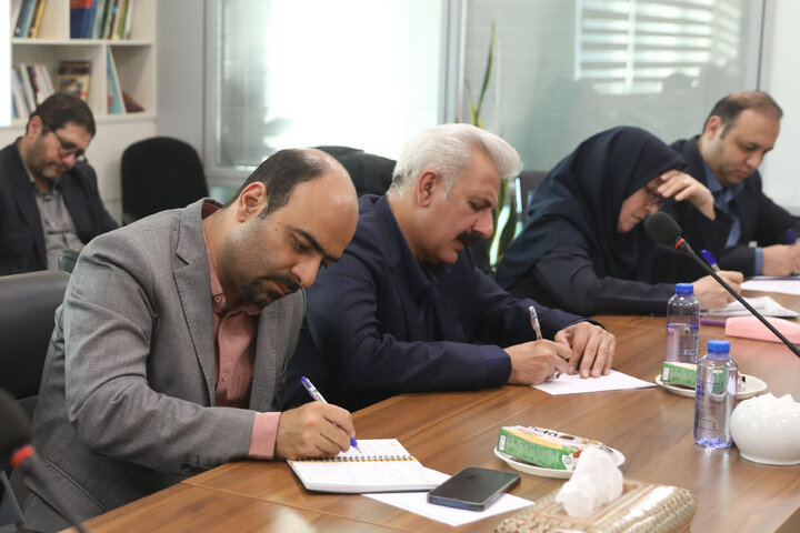 نشست هم اندیشی فعالان سیاسی واقتصادی برای اجرای خط ریلی بوشهر عسلویه