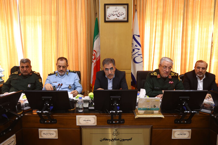 نشست 15 مهر 1404 کمیسیون صنایع با حضور وزیر دفاع