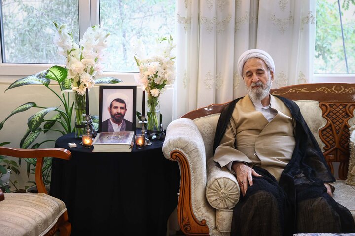 حضور مشاور رئیس مجلس در منزل امام جماعت فقید مسجد بقیةالله (عج)