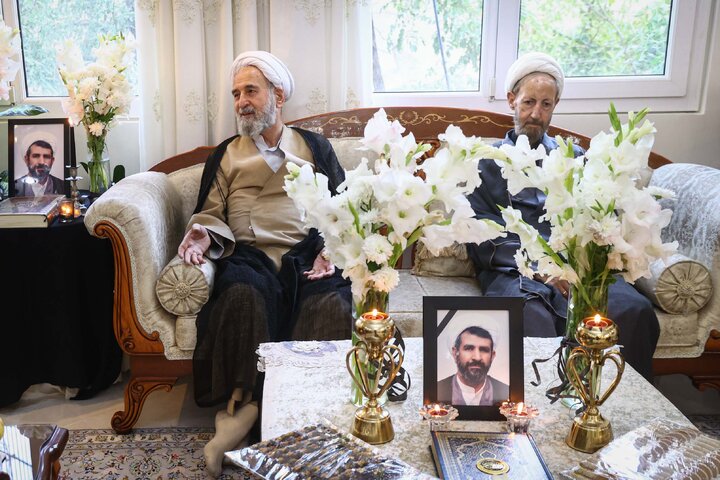 حضور مشاور رئیس مجلس در منزل امام جماعت فقید مسجد بقیةالله (عج)