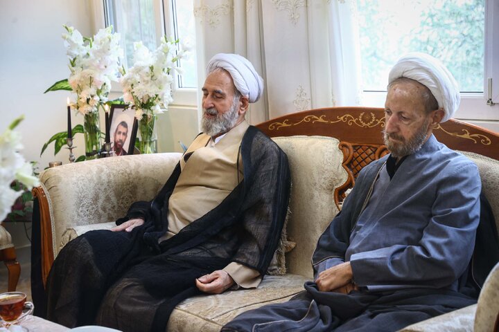 حضور مشاور رئیس مجلس در منزل امام جماعت فقید مسجد بقیةالله (عج)