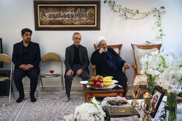 حضور مشاور رئیس مجلس در منزل امام جماعت فقید مسجد بقیةالله (عج)