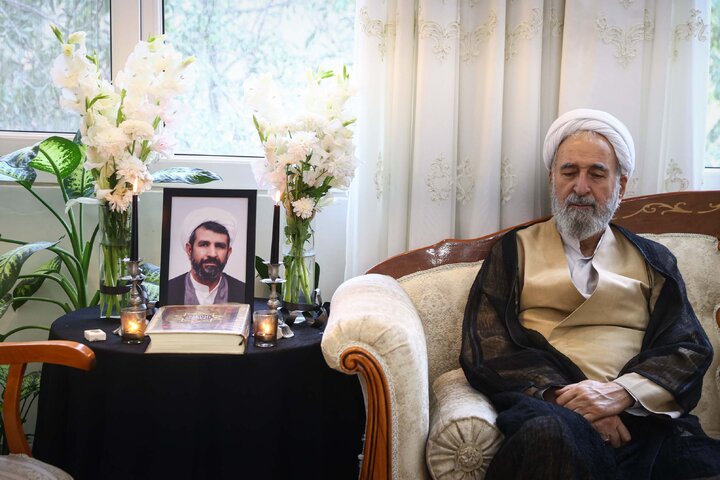 حضور مشاور رئیس مجلس در منزل امام جماعت فقید مسجد بقیةالله (عج)