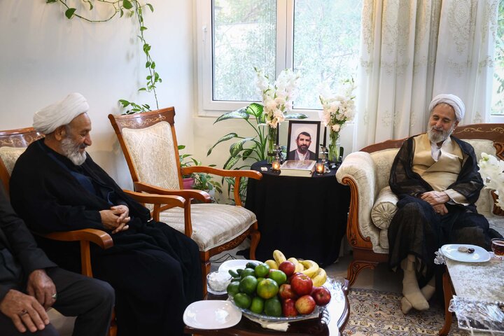حضور مشاور رئیس مجلس در منزل امام جماعت فقید مسجد بقیةالله (عج)