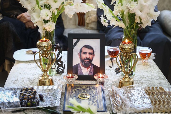 حضور مشاور رئیس مجلس در منزل امام جماعت فقید مسجد بقیةالله (عج)