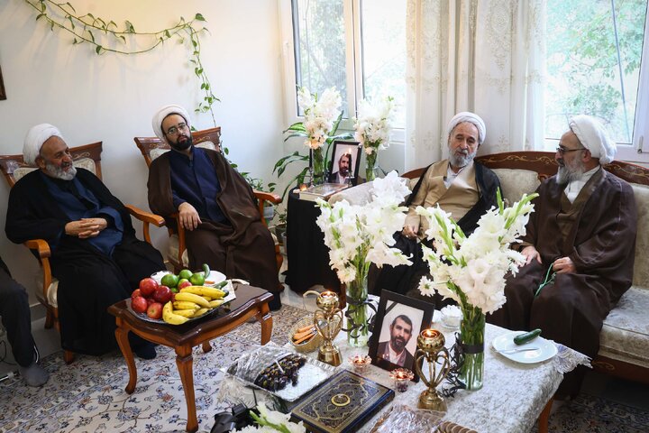 حضور مشاور رئیس مجلس در منزل امام جماعت فقید مسجد بقیةالله (عج)