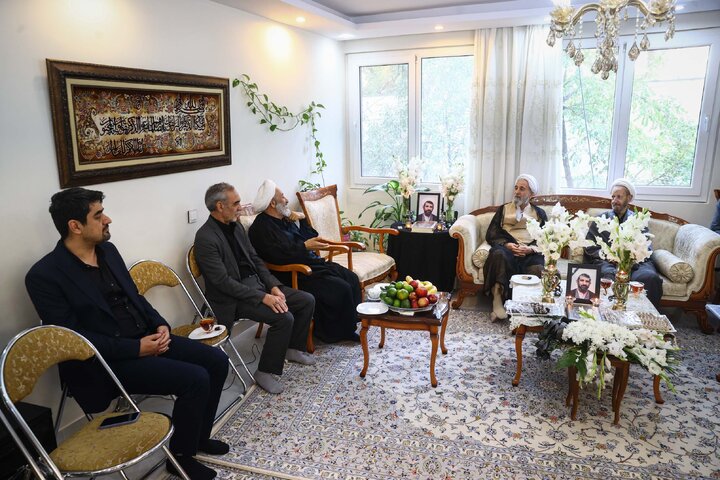 حضور مشاور رئیس مجلس در منزل امام جماعت فقید مسجد بقیةالله (عج)