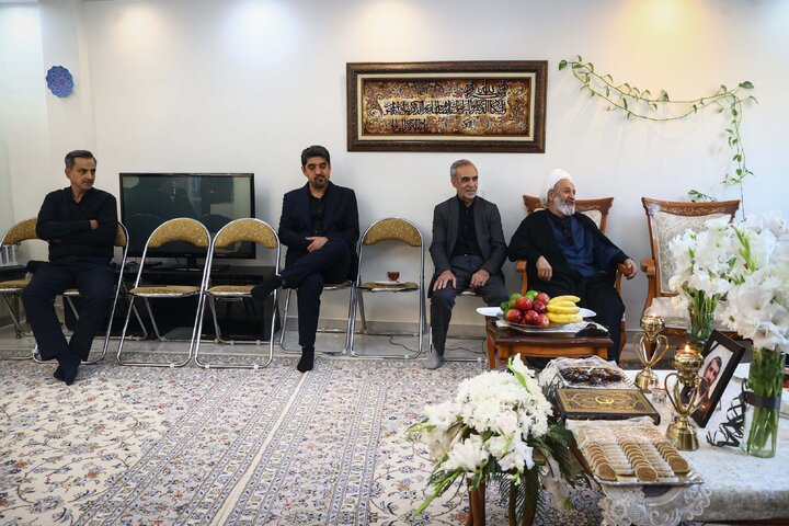 حضور مشاور رئیس مجلس در منزل امام جماعت فقید مسجد بقیةالله (عج)