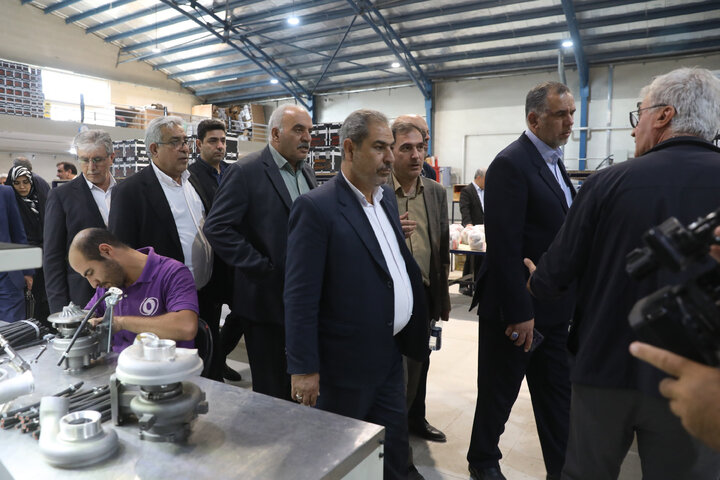 بازدید از چند شرکت دانش بنیان در پارک فن آوری استان