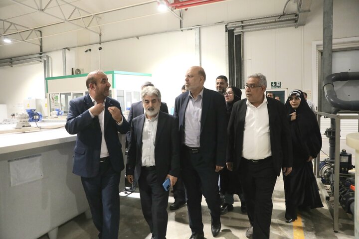 بازدید اعضای کمیسیون آموزش مجلس از شرکت دانش‌بنیان تولیدکننده محصولات کشاورزی