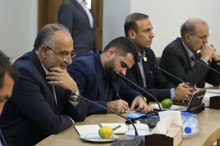 نشست جمع بندی سفر اعضای کمیسیون آموزش،تحقیقات و فن آوری به استان آذربایجان با حضور استاندار و  وزیر آموزش و پرورش  (1)
