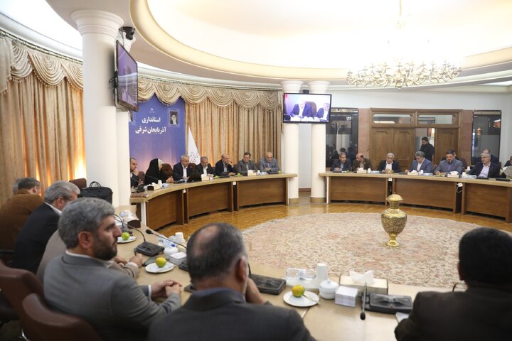 نشست جمع بندی سفر اعضای کمیسیون آموزش،تحقیقات و فن آوری به استان آذربایجان با حضور استاندار و  وزیر آموزش و پرورش  (1)