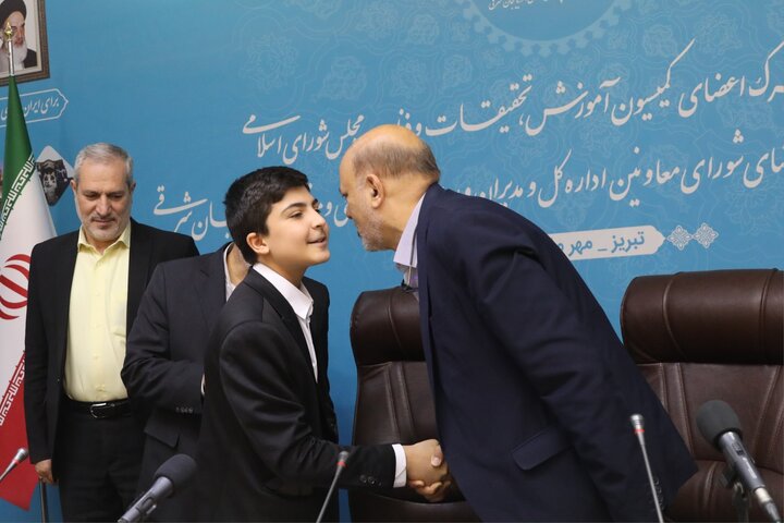 نشست مشترک اعضای کمیسیون آموزش تحقیقات و فن آوری با وزیر آموزش و پرورش و مدیران ،روسای نواحی و مناطق استان آذربایجان شرقی