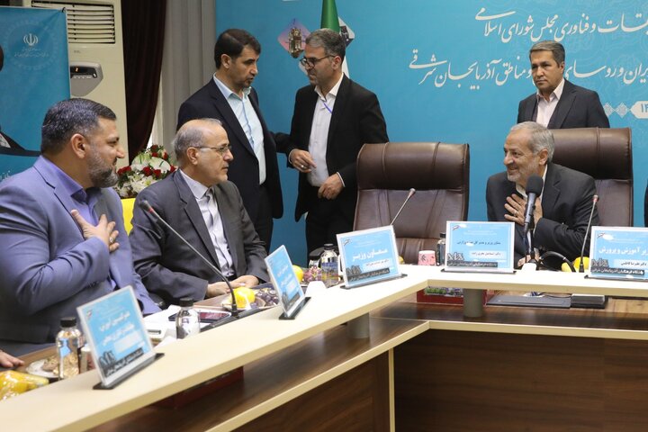 نشست مشترک اعضای کمیسیون آموزش تحقیقات و فن آوری با وزیر آموزش و پرورش و مدیران ،روسای نواحی و مناطق استان آذربایجان شرقی