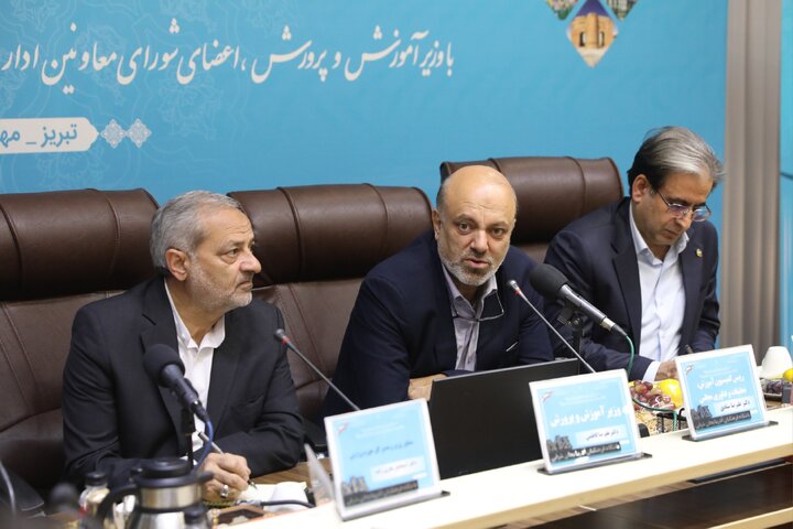 نشست مشترک اعضای کمیسیون آموزش تحقیقات و فن آوری با وزیر آموزش و پرورش و مدیران ،روسای نواحی و مناطق استان آذربایجان شرقی