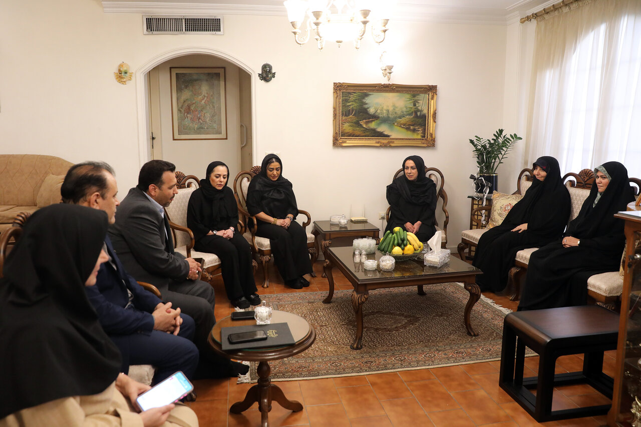 حضور رئیس فراکسیون زنان و مشاور امور بانوان رئیس مجلس در منزل مرحوم کاسبی