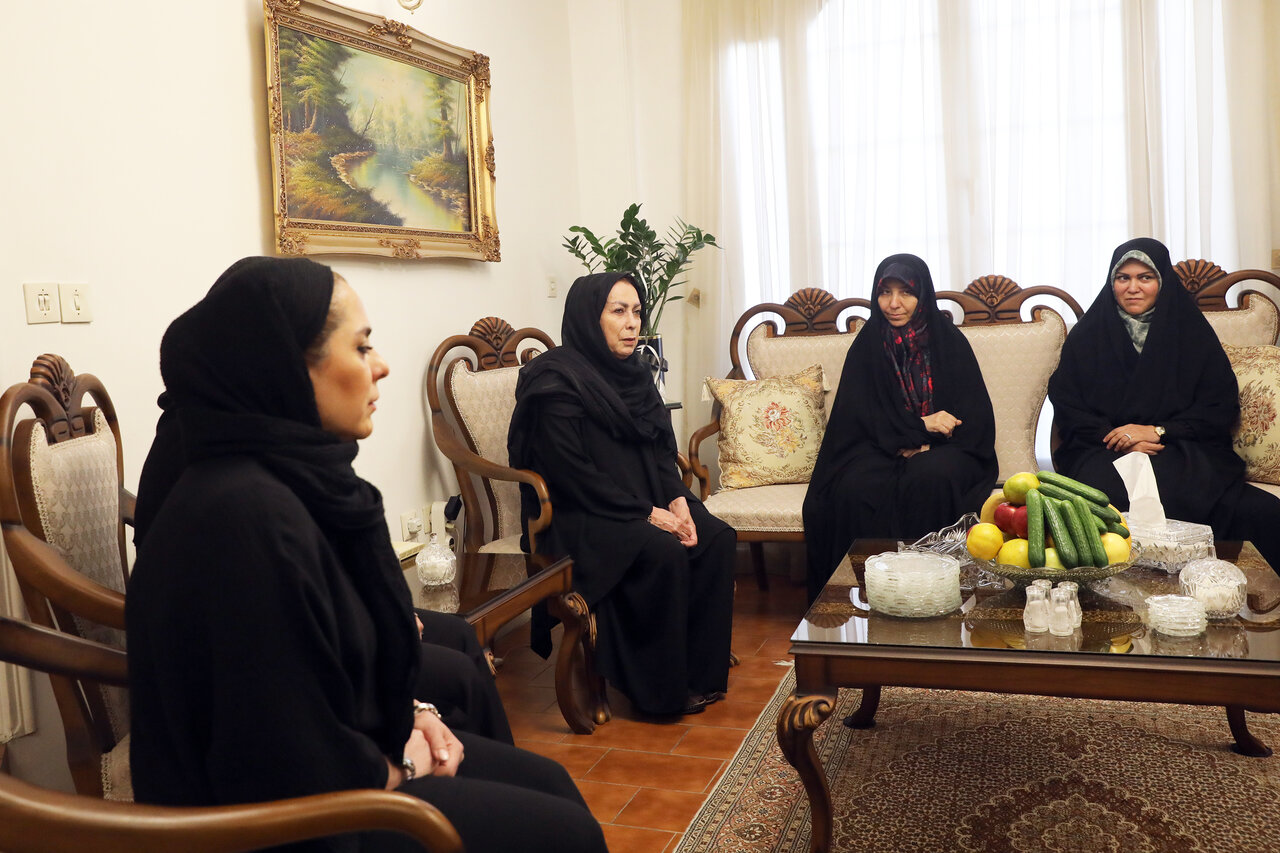 حضور رئیس فراکسیون زنان و مشاور امور بانوان رئیس مجلس در منزل مرحوم کاسبی حضور رئیس فراکسیون زنان و مشاور امور بانوان رئیس مجلس در منزل مرحوم کاسبی
